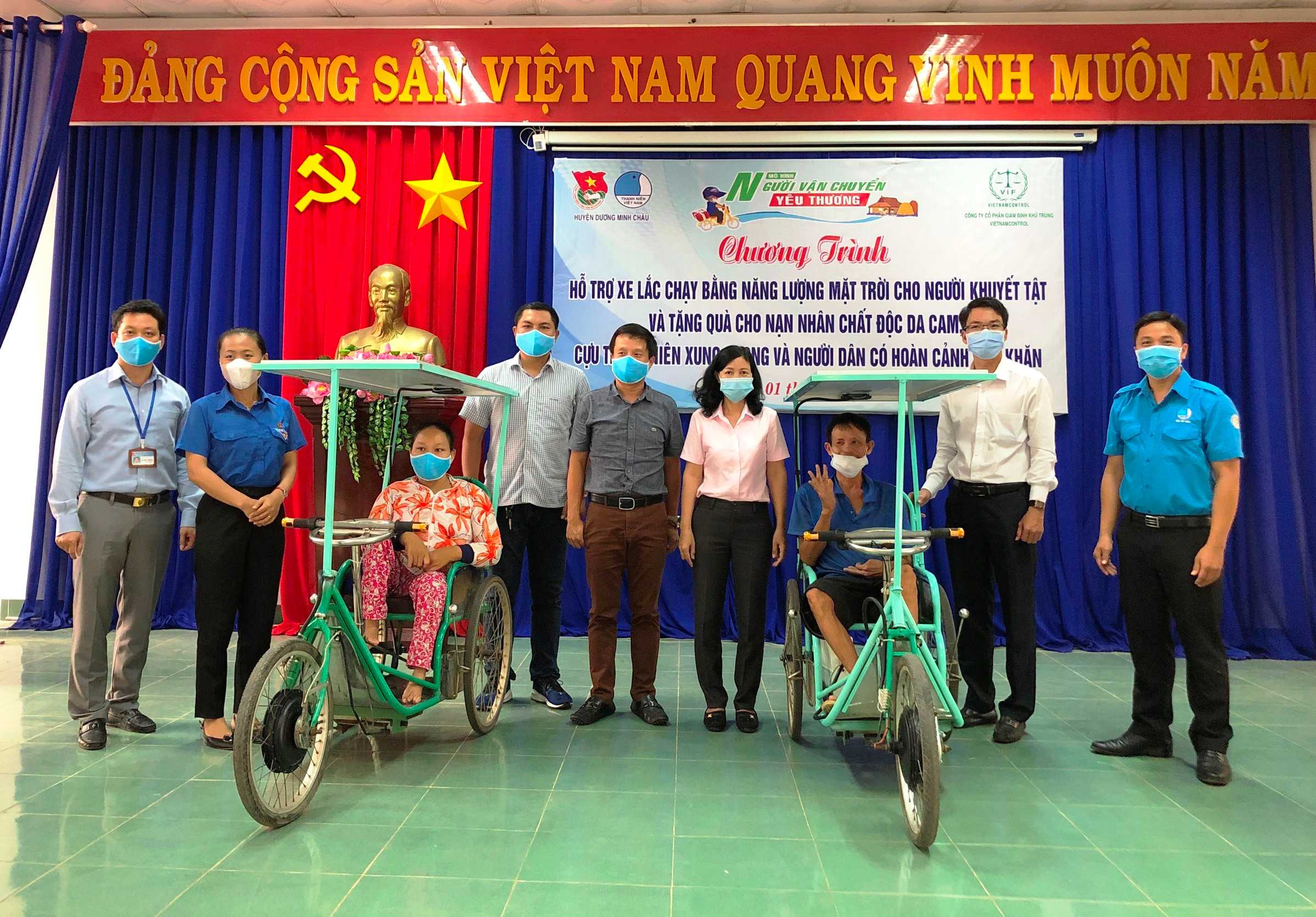 Huyện đoàn Dương Minh Châu: Hỗ trợ xe lắc và tặng quà cho người dân